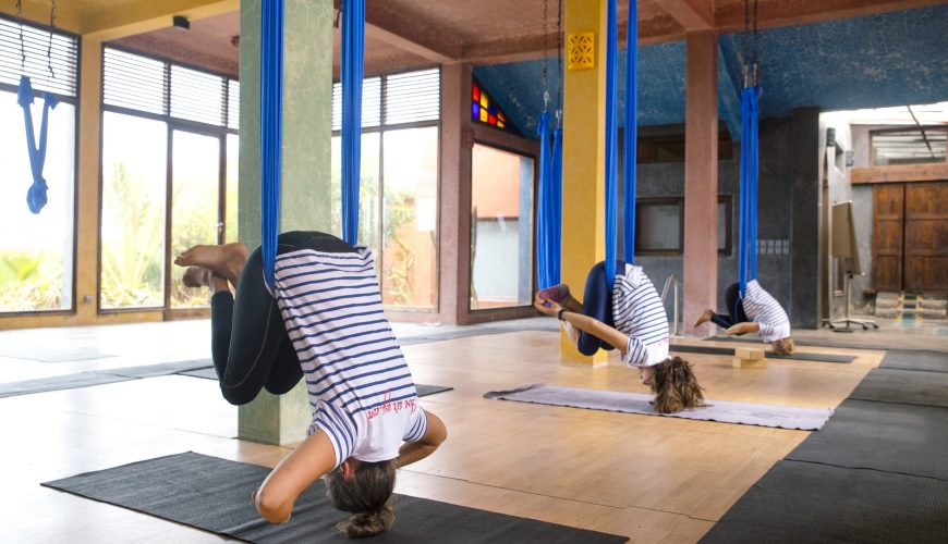 cours-yoga-aerien-retraite-maroc-airyoga-massage-spa-ksarmassa-meditation-asana