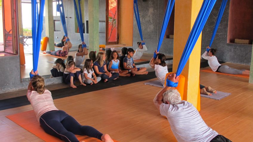 cours-yoga-aerien-retraite-maroc-airyoga-massage-spa-ksarmassa-meditation-juillet-2019-bienfait-parents-enfants
