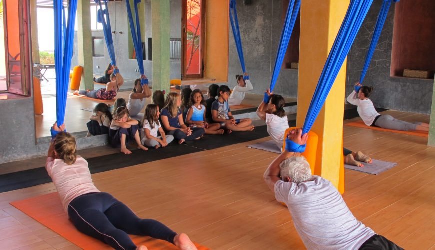 cours-yoga-aerien-retraite-maroc-airyoga-massage-spa-ksarmassa-meditation-juillet-2019-bienfait-parents-enfants